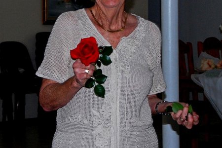 Olga Swanepoel tydens haar 80ste verjaardagvieringe met ‘n pragtige rooi roos